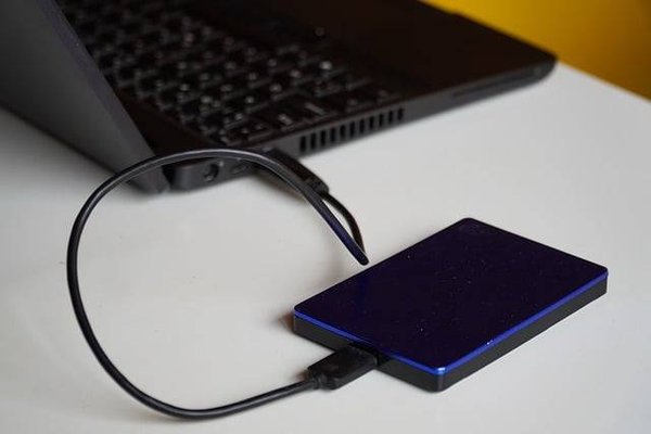 Les avantages et inconvénients des disques durs externes et des disques SSD